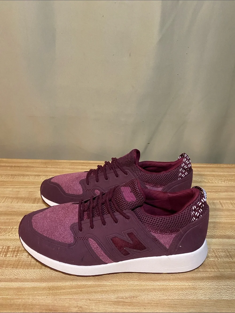 New Balance 420 Slip On Running Shoes Burgundy Tennis Shoes women’s size 9